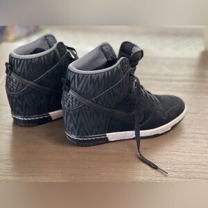 Nike wedge sneaker size 9
